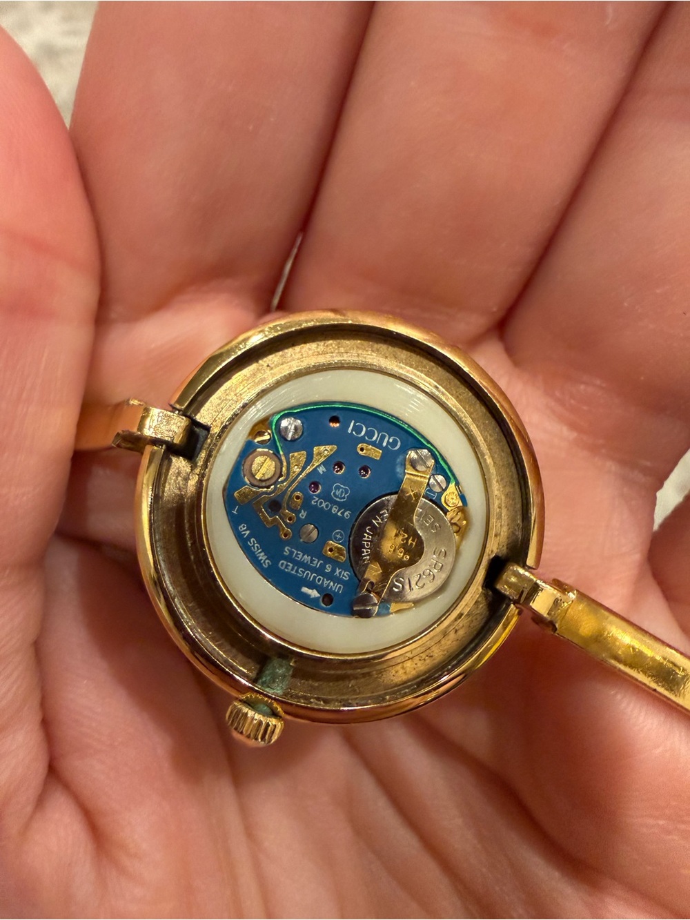 Gucci Bezel Gold-Tone Bangle Watch with 1 Black Bezel - Picture 6 of 9